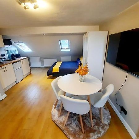 Alross Studio Flat / Private Bathroom Londra Esterno foto