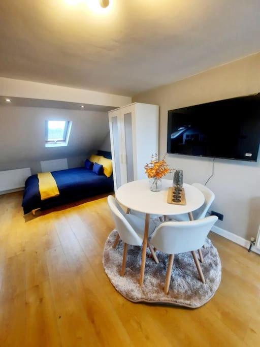 Alross Studio Flat / Private Bathroom Londra Esterno foto