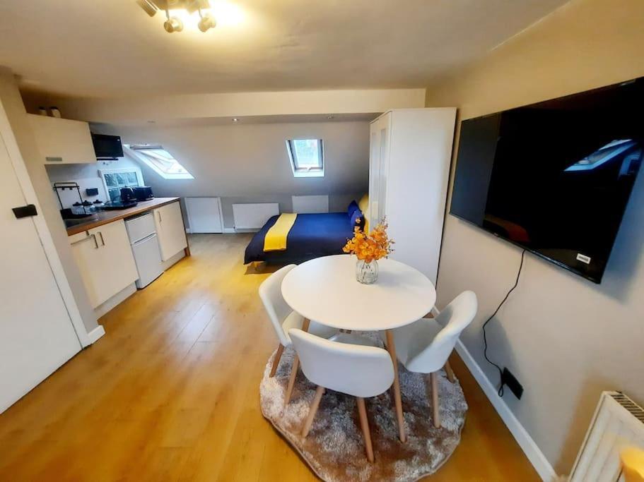 Alross Studio Flat / Private Bathroom Londra Esterno foto
