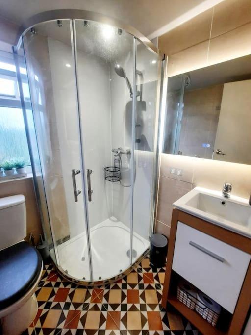Alross Studio Flat / Private Bathroom Londra Esterno foto