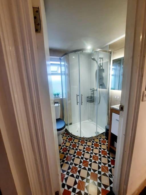 Alross Studio Flat / Private Bathroom Londra Esterno foto