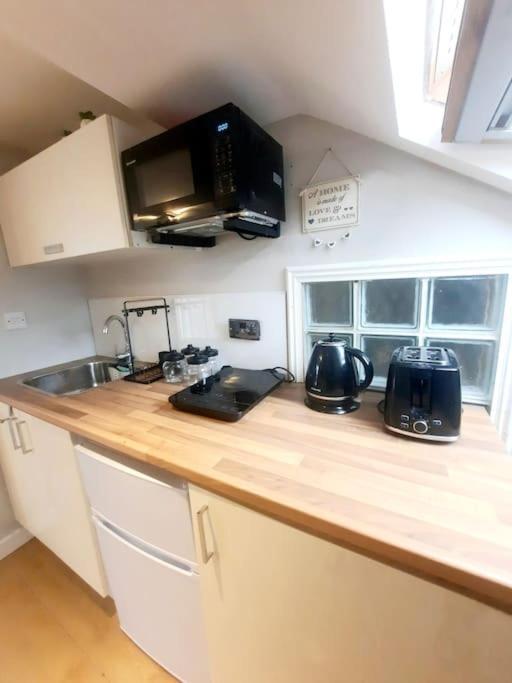 Alross Studio Flat / Private Bathroom Londra Esterno foto